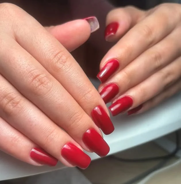 Гланцов червен маникюр с квадратна форма от Di Nails